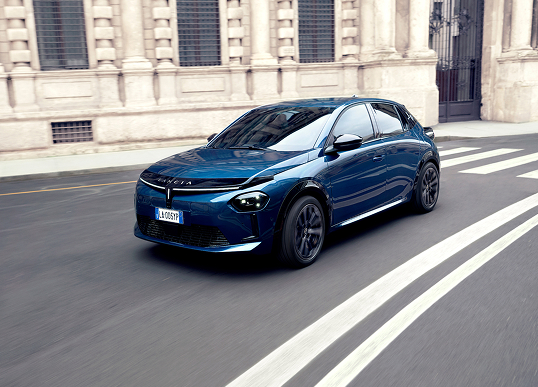  Lancia Ypsilon Electric in blauw - vooraanzicht van het elektrische voertuig