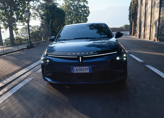  Lancia Ypsilon Electric blauw op de weg