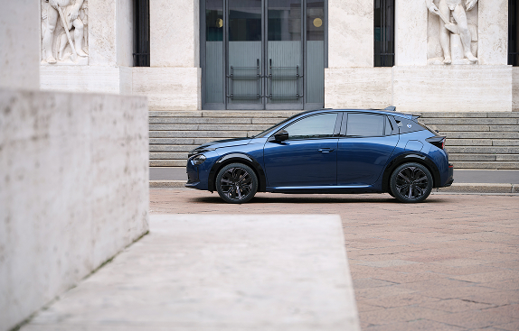  Lancia Ypsilon Hybrid en couleurs or et noir