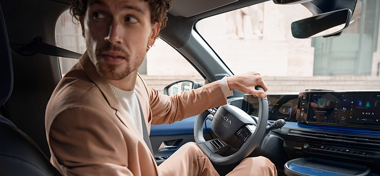 Een man die aan het parkeren is. Lancia Glass Pack